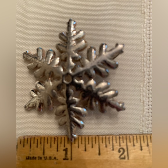 Snowflake (necklace) slide with pin/brooch option. - Picture 3 of 3